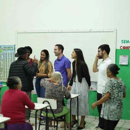 Prefeitura de Brumado leva alfabetização a jovens, adultos e idosos da zona rural