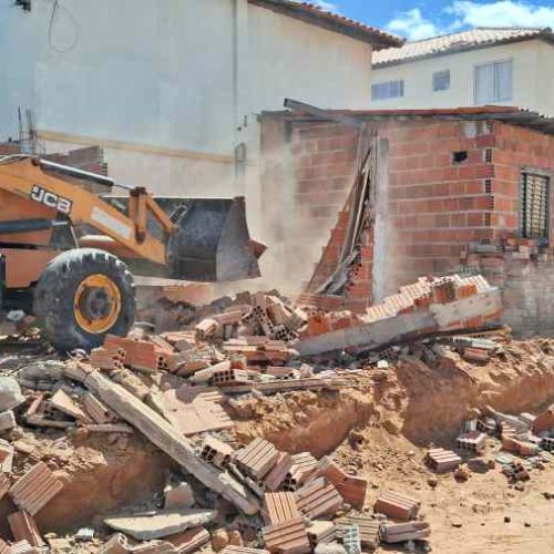 Prefeitura de Guanambi derruba construções irregulares em áreas públicas e ambientais