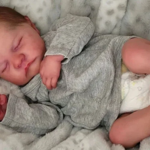 Recepcionista entra na Justiça após empresa negar licença-maternidade para cuidar de bebê reborn na Bahia