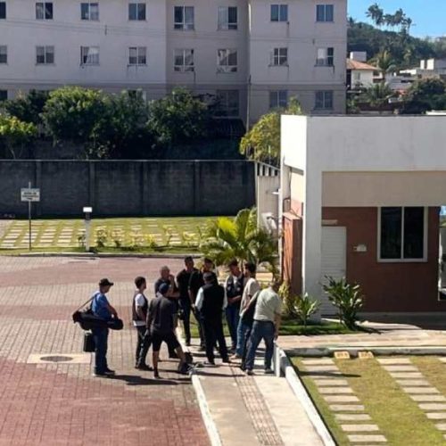 Roberto Cabrini chega a Ilhéus para cobertura do assassinato das três mulheres 