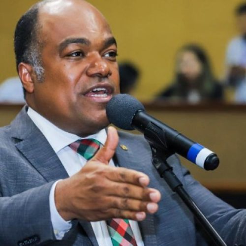 ‘Lula vai quebrar o Brasil’, alerta Samuel Jr. em discurso na ALBA com ovos e café