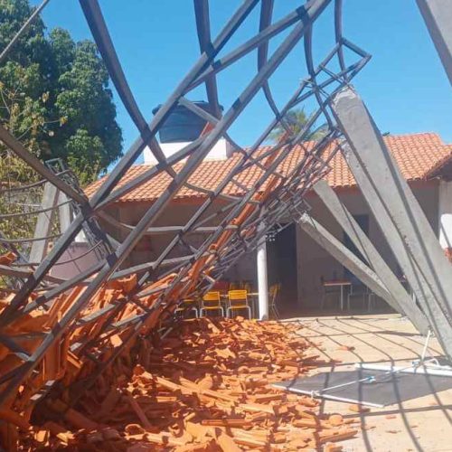 Telhado desaba em escola municipal de Macaúbas e quase provoca tragédia entre alunos
