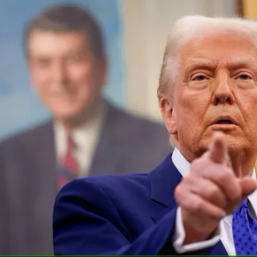 Trump acusa Brasil de perseguir Bolsonaro e chama julgamento no STF de “caça às bruxas”