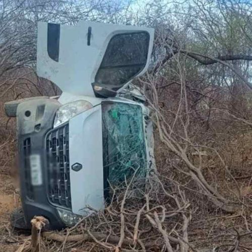 Van com atletas de motocross tomba na BR-030 em Brumado; ninguém se feriu gravemente
