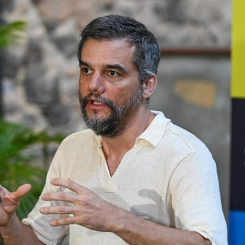 Wagner Moura critica governos do PT e alerta para abandono do teatro na Bahia e relembra dias melhores com ACM