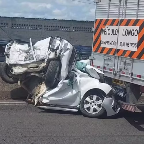 Milagre: Carro fica completamente esmagado após ser prensado por duas carretas na BR-324; motorista sobreviveu