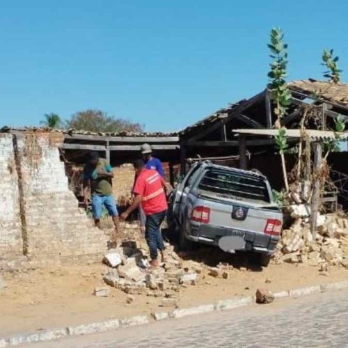Motorista perde controle de carro e colide contra muro de serraria em Carinhanha