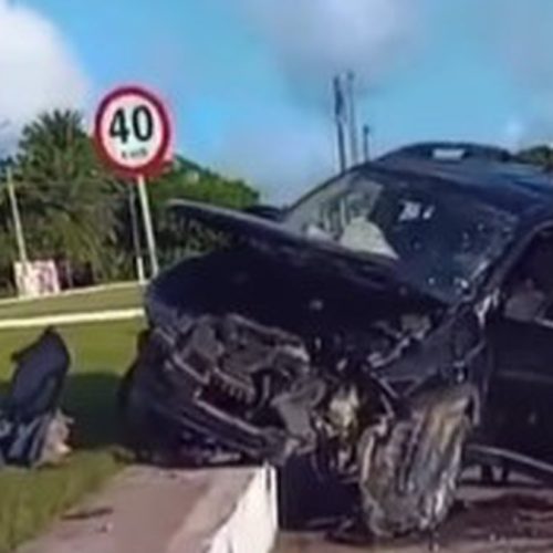 Veículo fica completamente destruído após acidente em Porto Seguro