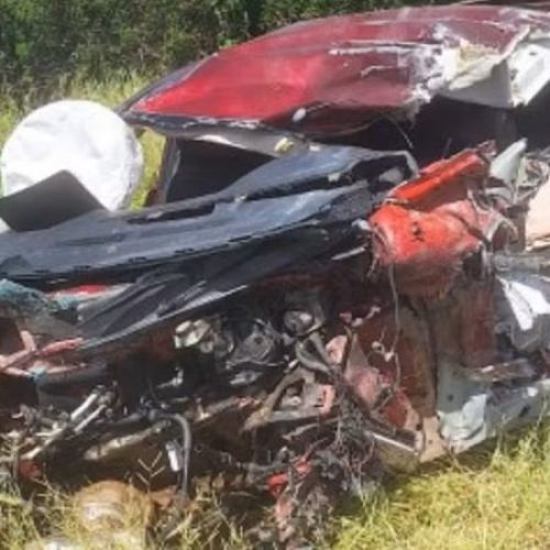 Acidente entre carro e caminhão deixa quatro pessoas da mesma família mortas em Brumado