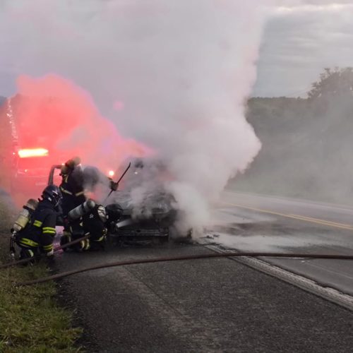 Carro é tomado pelas chamas em Vitória da Conquista; veja o que fazer em casos assim