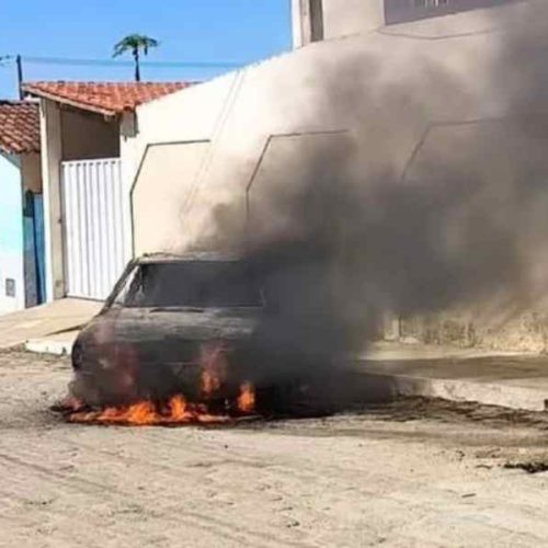 Carro pega fogo em oficina de Cândido Sales e mobiliza moradores