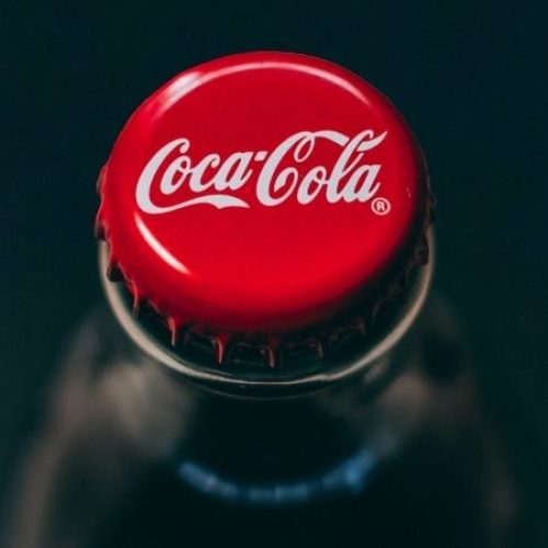 Coca-Cola “vira” remédio para dor de cabeça; neurologista explica