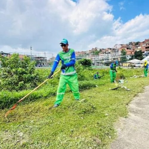 Ônibus com garis é interceptado e trabalhadores são assaltados em avenida de Salvador