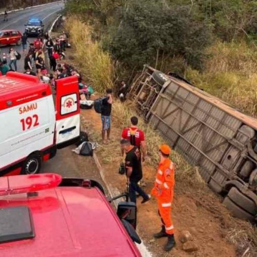 Ônibus tomba na BR-251 no Norte de Minas e deixa dez pessoas feridas