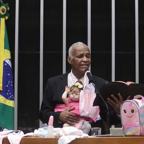 Pastor Sargento Isidório discursa na tribuna da Câmara com ‘bebê reborn’ no colo: ‘Não é pecado’