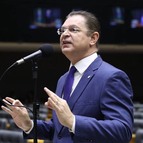 Projeto amplia perdão e pode liberar ex-presidente para concorrer às eleições