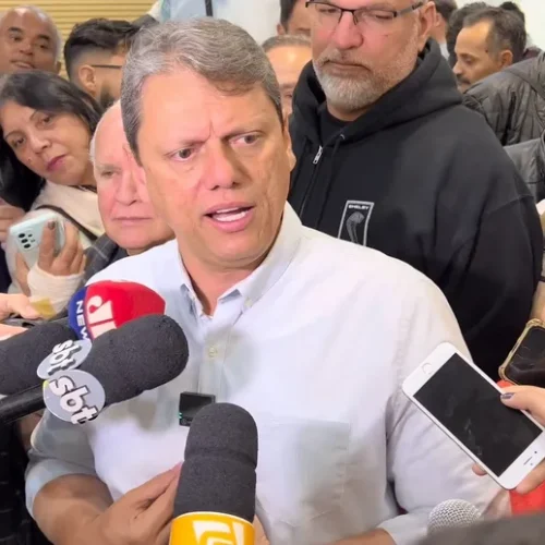 PSD reforça aliança com Tarcísio em programa partidário, mesmo com presença no governo Lula