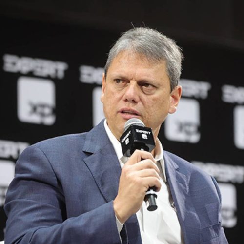 Tarcísio critica Lula, cita JK e lança lema “40 anos em 4” em evento com empresários